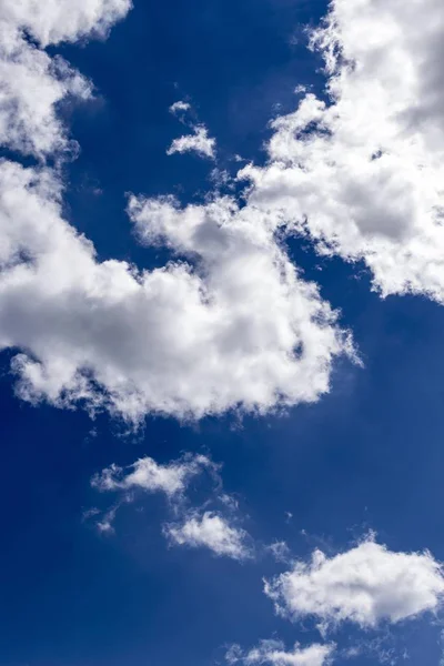 숨막히는 커다란 흰 구름 이 있는 아름다운 푸른 하늘을 수직으로 찍은 사진 — 스톡 사진