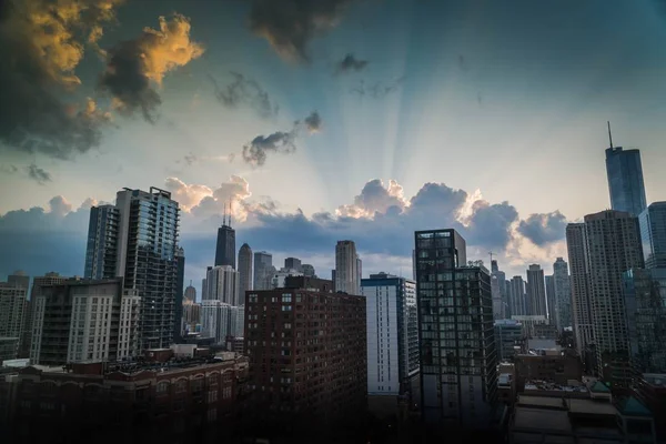 Hermosa foto de la ciudad de Chicago con impresionantes nubes grandes en el cielo —  Fotos de Stock