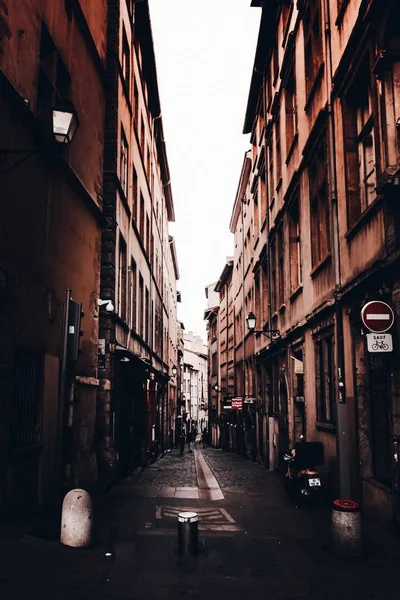 Allée étroite en France, Vieux Lyon avec ciel clair et blanc — Photo