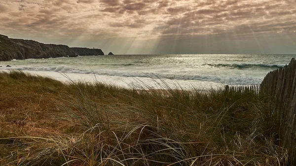 Uma Bela Foto Mar Tirada Campo Com Nuvens Tirar Fôlego — Fotografia de Stock