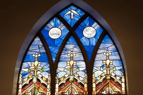 Krásný design křesťanského kostela barevné okna — Stock fotografie