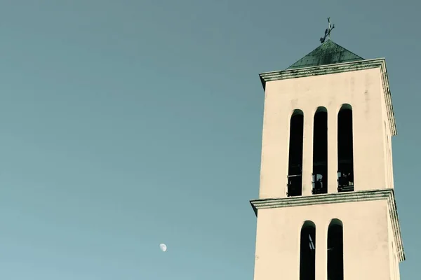 Flachbild des sardischen Uhrturms bei Mondaufgang — Stockfoto