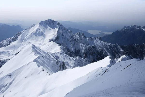 Bela paisagem de claras montanhas brancas nevadas e colinas — Fotografia de Stock