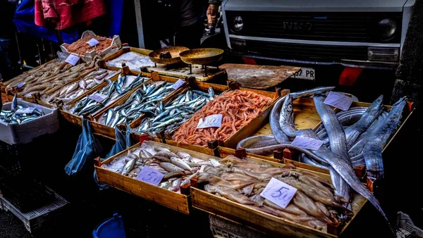 Booth verkopen verschillende vissen in de buurt van een auto — Stockfoto