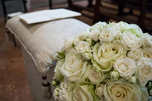 Bruidsdag - Witte rozen boeket — Stockfoto