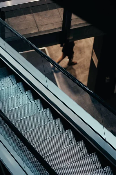 Disparo de ángulo alto de una escalera mecánica — Foto de Stock