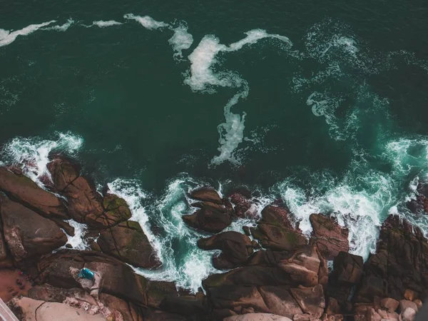 Повітряний Знімок Скельного Пляжу Моря Бризками Води — стокове фото