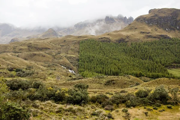 Hermoso Campo Con Increíbles Montañas Rocosas Colinas Fondo Cielo Nublado —  Fotos de Stock