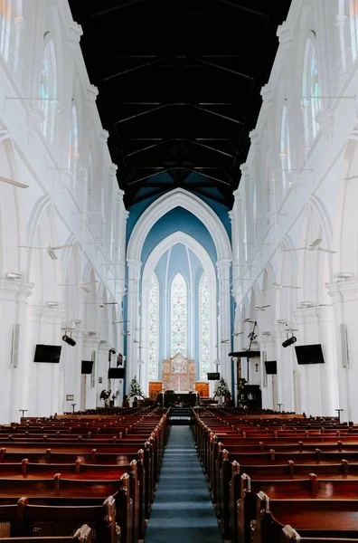 Tiro interior vertical de una iglesia — Foto de Stock