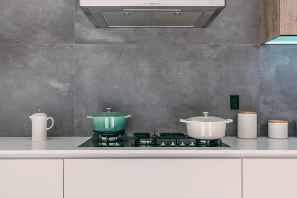 Belo interior de uma cozinha moderna com panelas de cozinha no forno e outros suprimentos de cozinha — Fotografia de Stock