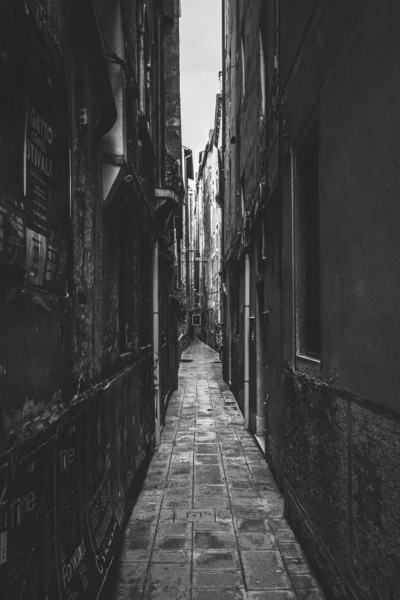 Foto en blanco y negro de un callejón estrecho —  Fotos de Stock