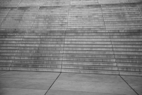 Escalier vide en pierre grise et blanche montant tourné en noir et blanc — Photo