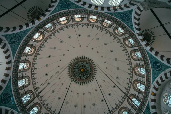 Baixo ângulo tiro de um teto de mesquita com padrões — Fotografia de Stock