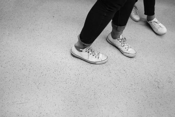 Fötter av två dansare i vita skor — Stockfoto
