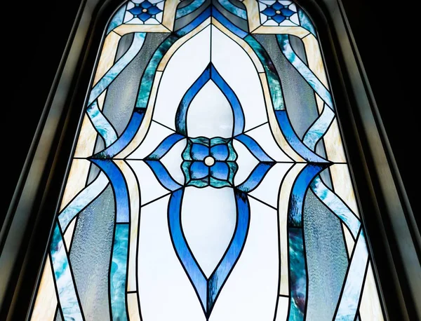 Primo piano di colpo di angolo basso di una bella finestra decorativa a una chiesa — Foto Stock