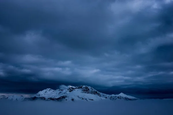 Piękne Śnieżne Wzgórza Góry Nocy Niesamowitym Pochmurnym Niebem — Zdjęcie stockowe