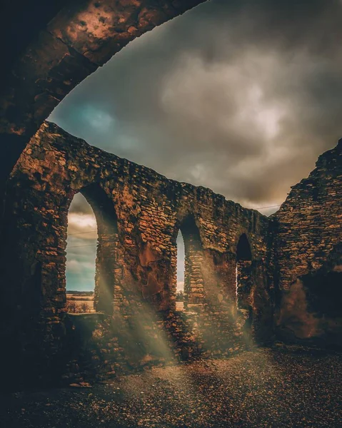 Hermosa toma vertical de un viaducto medieval de piedra —  Fotos de Stock