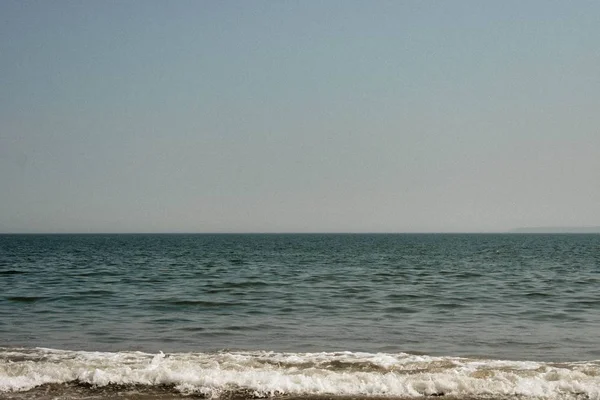 美丽的海洋海岸线拍摄与惊人的清澈的蓝天 — 图库照片