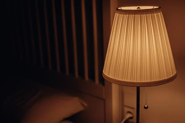 Närbild skott av en Light Up lampa på en bedside bord — Stockfoto