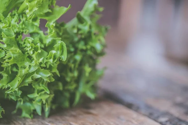 Primo piano di ingredienti di erba commestibile per cucinare su una superficie di legno — Foto Stock