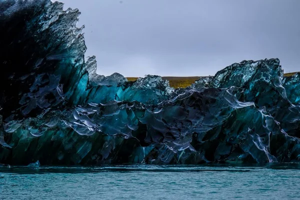 Amplo tiro de iceberg azul no corpo de água — Fotografia de Stock