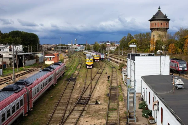 Skott av tåg på räls nära järnvägsstationen — Stockfoto