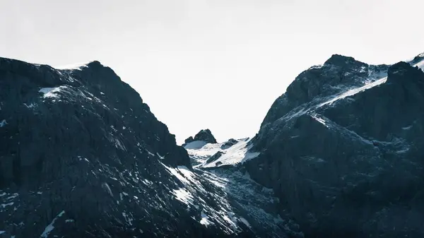 Beautiful shot of rocky and snowy mountains with amazing clear sky in the background — Stock fotografie