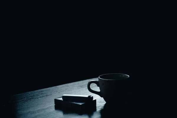 Un paquete de cigarrillos y un vaso de café — Foto de Stock