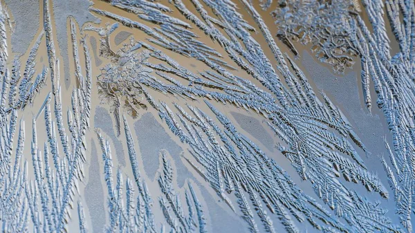 Closeup tiro de belos padrões de geada e texturas em um copo — Fotografia de Stock