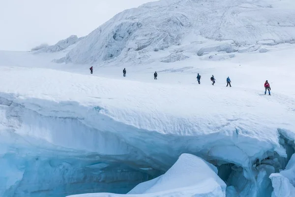 눈덮인 가파른 산에서 등산객들의 탐험 — 스톡 사진