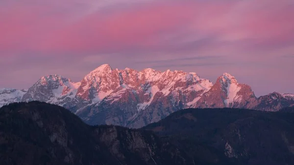 Belo Tiro Aéreo Altas Montanhas Durante Pôr Sol — Fotografia de Stock