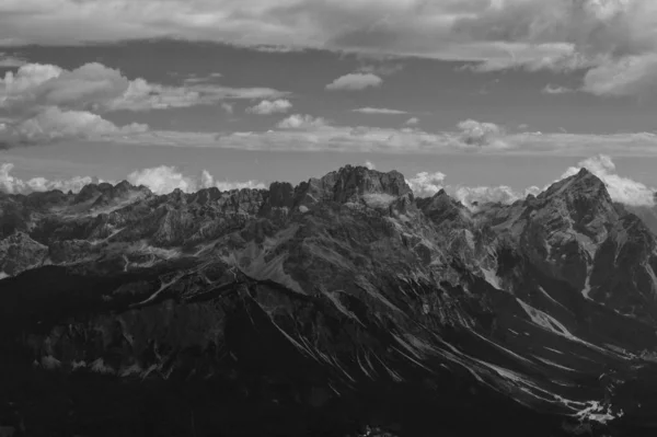 Όμορφα Βουνά Και Λόφους Εκπληκτική Συννεφιά Ουρανό Πυροβόλησε Μαύρο Και — Φωτογραφία Αρχείου