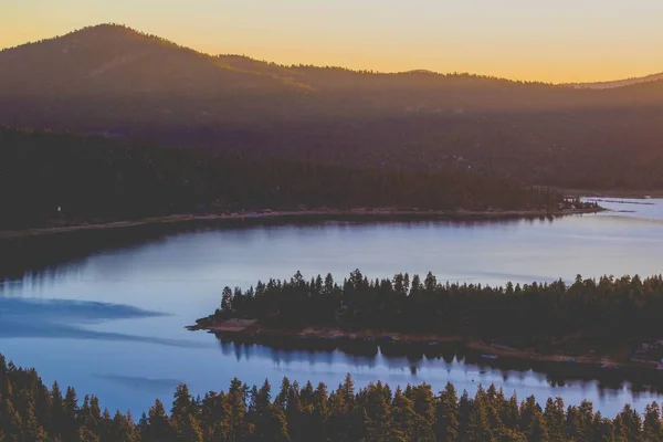 Une Belle Vue Ensemble Lac Entouré Montagnes Avec Des Forêts — Photo