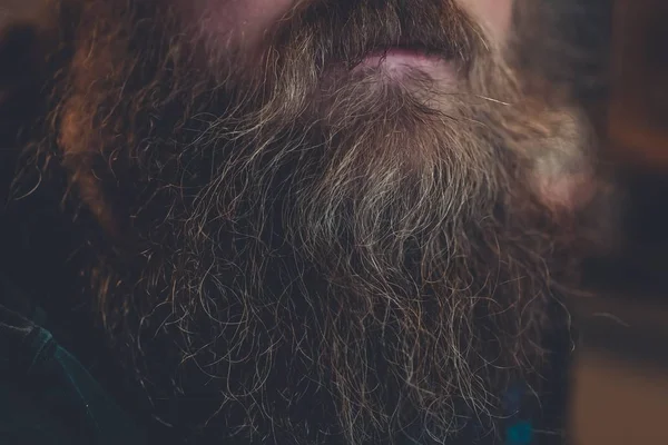長いあごひげを持つ男性の極端なクローズアップショット — ストック写真