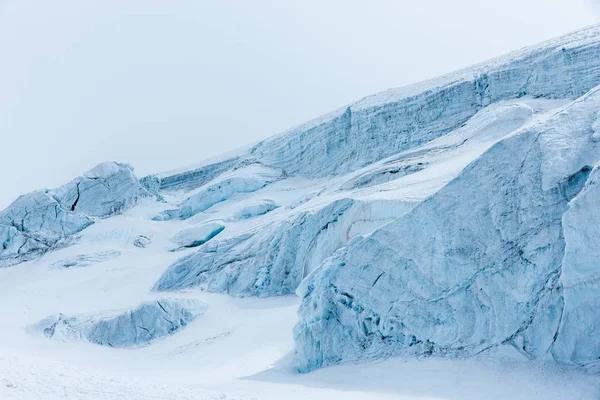 Schöne Landschaft mit klaren weißen schneebedeckten Bergen und Hügeln — Stockfoto