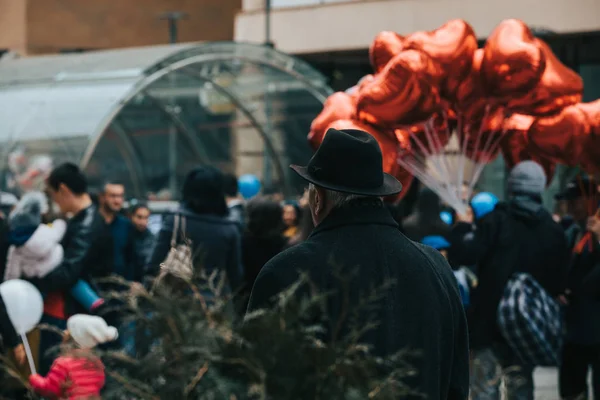 Μοναχικός Γέρος Που Στέκεται Μόνος Του Στις Διακοπές — Φωτογραφία Αρχείου