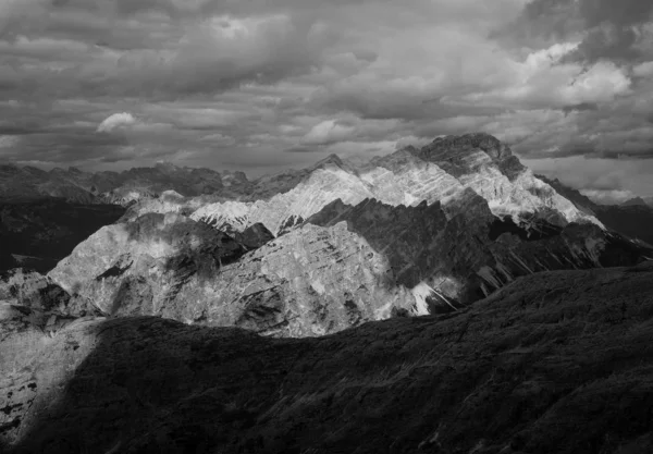 Bellissime Montagne Colline Con Cieli Nuvolosi Mozzafiato Girati Bianco Nero — Foto Stock