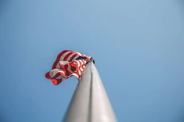 Low angle shot van Us of Amerikaanse vlag op een vlaggenmast — Stockfoto