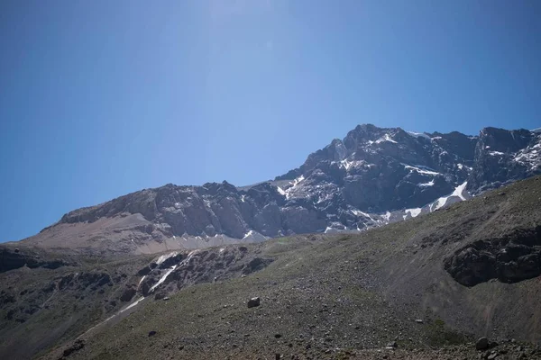 Een Prachtig Shot Van Rotsachtige Bergen Heuvels Naast Een Meer — Stockfoto