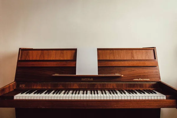 Bellissimo scatto di un pianoforte verticale marrone in legno — Foto Stock