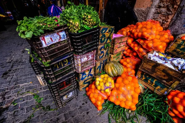 Tiro cerrado de frutas en cestas y bolsas en el lateral de la calle — Foto de Stock