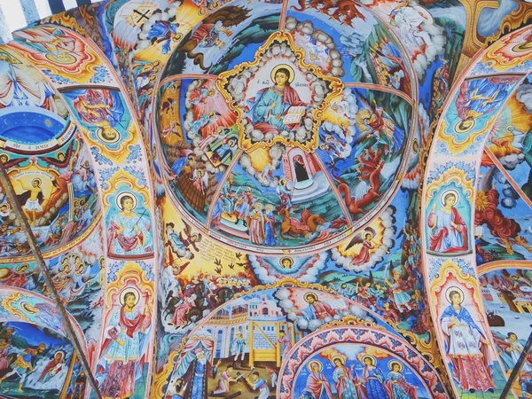 Κοντινό πλάνο χριστιανικών θρησκευτικών εικόνων στην οροφή των τειχών της εκκλησίας — Φωτογραφία Αρχείου