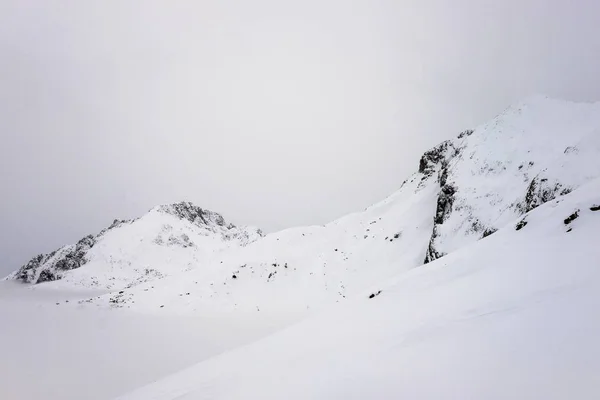 澄んだ白い雪山と丘の美しい風景 — ストック写真
