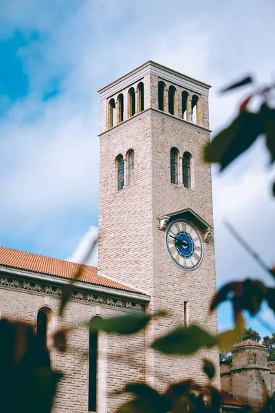 A tall stone clocktower — Stock Photo, Image