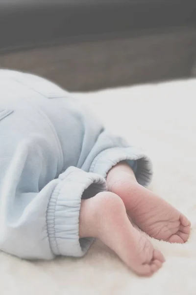Beyaz bir battaniye üzerinde bebek ayakları nın yakın çekim — Stok fotoğraf