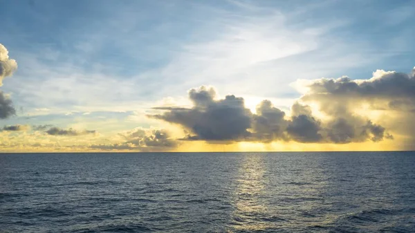Широкий снимок моря и облачное небо на солнце грубо — стоковое фото