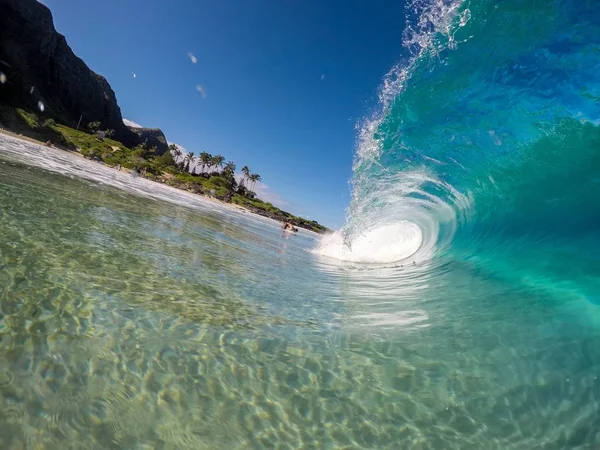 Mooie close-up shot van verbazingwekkende sterke oceaan golven in gedetailleerde focus-perfect surfen wallpaper — Stockfoto