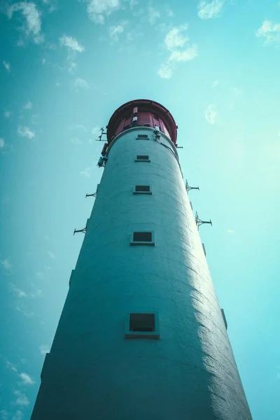 Vertical shot of a lighthouse with a blue sky in the background — Stock Photo, Image