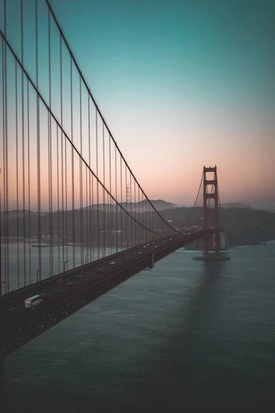 Een Luchtfoto Van Golden Gate Bridge Tijdens Een Prachtige Zonsondergang — Stockfoto