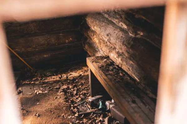 Tiro de uma cabana de madeira de dentro — Fotografia de Stock